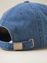 Gorra de béisbol negra de gabardina con visera curva y etiqueta con logo en la parte trasera.