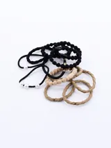 Pack de 12 gomitas de pelo, seis color beige y seis color negro. Algunos modelos son trenzados y otros tienen detalles de perlas.
