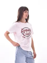Remera de color blanco con estampado gráfico de tigres en tonos rojos, de corte clásico.