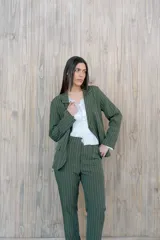 Blazer verde con rayas verticales blancas, solapas clásicas y corte entallado.