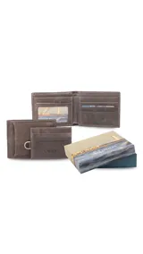 Billetera de cuero color gris con costuras a la vista. Incluye un tarjetero extraíble con visor, doble compartimento para billetes, tarjeteros y bolsillos.