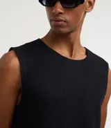 Musculosa de hombre color blanco hueso, con textura de punto, corte regular y escote redondo (canoa).