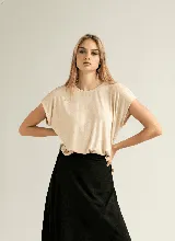 Blusa negra con lurex, de manga corta y corte holgado.