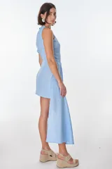 Vestido corto azul celeste con cuello halter fruncido y detalle de drapeado asimétrico con lazo lateral que cae en una cola corta.