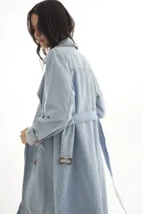 Trench de jean celeste, de corte largo y estilo relajado.