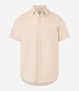 Camisa color beige claro de lino y algodón, corte comfort, manga corta, cuello camisero, cierre con botones y sin estampa.