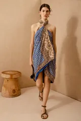 Pareo de playa de algodón con estampado geométrico en tonos azules, beige y marrón.