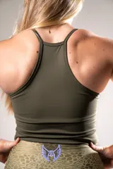 Musculosa deportiva verde militar con cuello halter y logo estampado en el pecho.