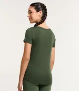 Remera deportiva verde militar de viscosa con escote en V y estampa lateral con la palabra 'Wellbeing'.