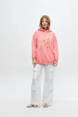 Pantalón cargo de tiro medio color blanco, confeccionado en crochet y lino broderie.