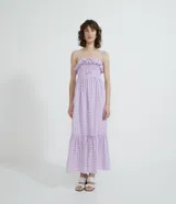 Vestido largo lila con tirantes finos, escote cuadrado, volantes en el busto y falda con textura de agujeros.