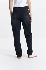 Jean mom de tiro medio, color celeste claro, confeccionado en 100% algodón.