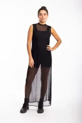 Vestido largo de tul negro, sin mangas y con cuello alto. Incluye un vestido corto negro debajo.