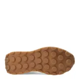 Zapatillas deportivas beige y blanco con cordones.