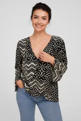 Kimono con estampado abstracto en tonos beige y negro, de mangas 3/4 y cuello en V.