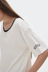 Remera roja de rib con cuello redondo amplio y mangas cortas.