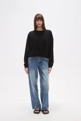 Buzo de manga larga color malva/rosado pálido, de corte holgado y cuello redondo.