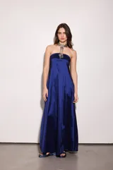 Vestido largo strapless de tafeta azul marino con sutil efecto tornasolado. Tiene elástico en la parte trasera y bolsillos ocultos.