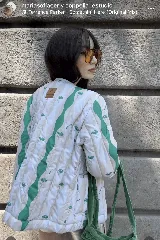 Campera corta de nylon impermeable con estampado de rayas onduladas azules y blancas con medusas rosadas.