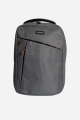 Mochila gris con logo de la marca en el frente, cierre diagonal y asa superior.