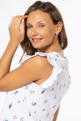 Remera color beige con estampado floral, cuello redondo y mangas cortas con volados.