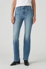 Pantalón de jean de tiro alto color celeste, corte bootcut.