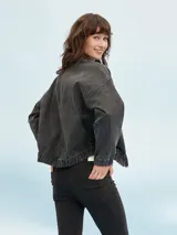 Campera de jean azul con cierre frontal, bolsillos laterales y puños elastizados.