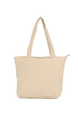 Bolso shopper color beige con diseño acolchado y pespuntes verticales. Tiene doble asa de hombro y cierre superior.