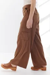Pantalón de corte amplio en color camel, con bolsillos laterales y cinturón incluido.
