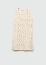 Vestido corto color crema con encaje floral, cuello redondo y sin mangas.