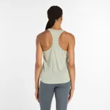 Musculosa deportiva New Balance Athletics Tank, color verde claro, con logo de la marca en el pecho.