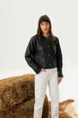 Chaqueta corta de cuero italiano negro con forro interior y costuras en color óxido.