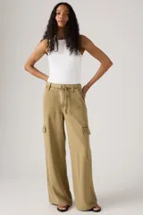 Pantalón cargo color arena, de corte amplio, con bolsillos laterales y cinturón con hebilla metálica.