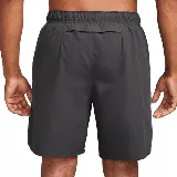 Short deportivo negro de hombre con cintura elástica y logo de Nike estampado en blanco con diseño de manchas en la pierna derecha.