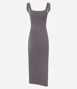 Vestido midi gris de punto, con breteles anchos y escote cuadrado. Presenta una abertura lateral en la falda.