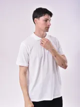 Remera blanca de manga corta con cuello polo y tapeta de dos botones.
