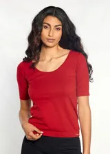 Remera de microfibra color lila, manga corta y escote redondo.