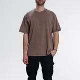 Remera marrón de algodón grueso con efecto acid wash y corte holgado.