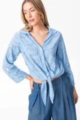 Camisa marrón con broderie, de corte recto, cuello clásico y manga corta.