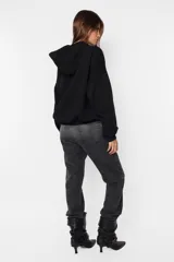 Buzo hoodie negro con cordones ajustables y bolsillo canguro.