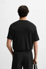 Camiseta marrón de punto de algodón, corte recto, cuello redondo y manga corta con terminaciones en rib.