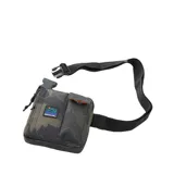 Morral Rip Curl con estampado de camuflaje en tonos verdes y grises. Cuenta con un bolsillo frontal con solapa y logo de la marca.