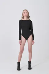 Body blanco de manga larga, corte ajustado al cuerpo, con escote bote.