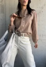 Camisa color beige con bordados florales, cuello mao y mangas largas abullonadas.