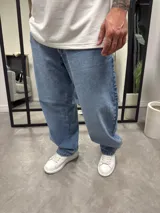 Pantalón de jean celeste claro, corte amplio tipo baggy.