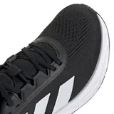 Championes Adidas Questar 3 de hombre, color negro con detalles plateados y las tres tiras características de la marca en los laterales.