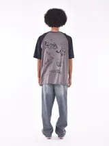 Remera gris con mangas raglán negras y estampado de Goofy y Pluto.