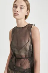 Top blanco de organza de seda, sin mangas, con corte clásico y tira para atar en la espalda. Incluye pieza de corpiño de microfibra incorporada.