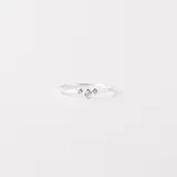 Anillo fino de plata 925 con tres circonias engarzadas. La circonia central es de mayor tamaño que las laterales.