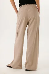 Pantalón de vestir de corte palazzo color beige.